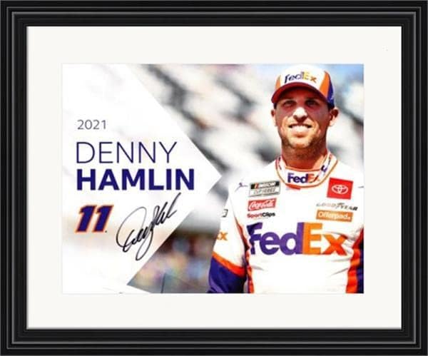 Denny Hamlin Autografat 8x10 Foto SC1 MATT & FRAMAMEN - Fotografii NASCAR autografate