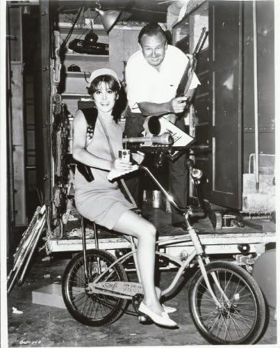 Fata din U.N.C.L.E. Stephanie Powers pe bicicletă cu tipul propriu de camion 8 x 10 fotografie