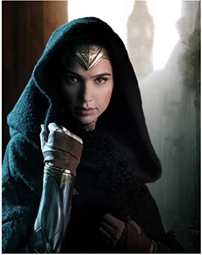 Gal Gadot ca Wonder Woman care poartă glugă de 8 x 10 inch fotografie