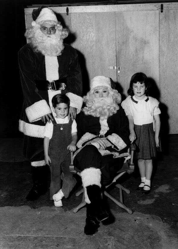 Lucille Ball Desi Arnaz îmbrăcat ca Moș Crăciun cu Desi Jnr și Lucie 5x7 fotografie