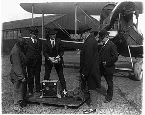 HistoricalFindings Foto: Postmaster General Work, asistent inspecție echipamente radio, Aer Mail Avion, 1922