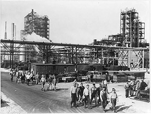 HistoricalFindings Foto: lucrători în afara Whiting, Indiana, IN, rafinăria Standard Oil Company, c1952