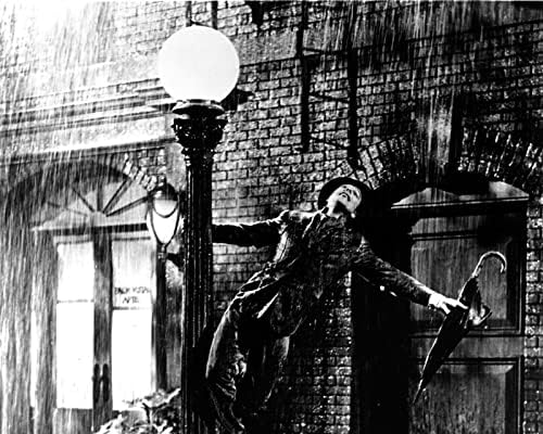 Cântând în ploaie clasic Gene swinging de la lampă post în ploaie 8x10 Inch fotografie